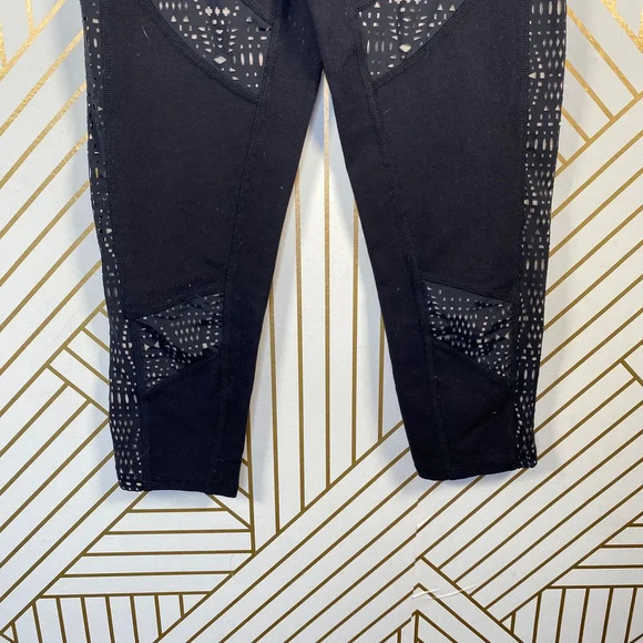 Alo Yoga Charm Capri Leggings Cropped Laser Cut Mesh Stretch Black Size Small - Picture 6 of 10